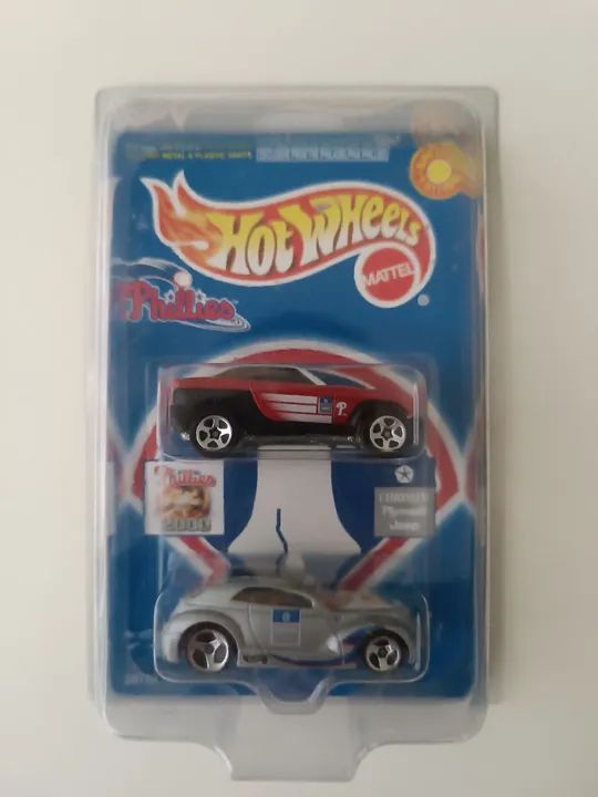 Pack com 2 minis, marca Hot Wheels, temática da equipe Philadelphia Phillies, escala 1:64