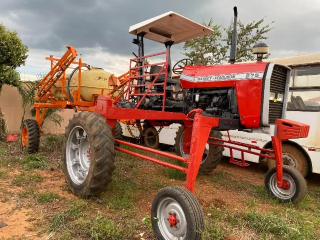Trator MF 275 com Trampulo Pulverizador