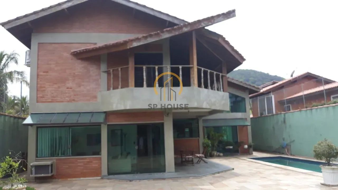 Casa no Guarujá, 100 metros da praia de Pernambuco, mobiliada, 4 suítes, piscina, churrasq
