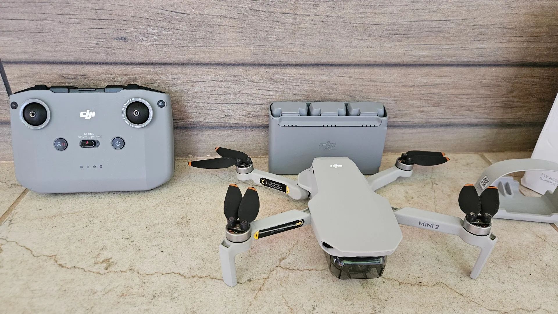 Mini drone DJI Mini 2 Fly More Combo coma câmera 4K cinza 2.4GHz com 3 baterias