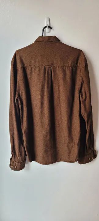 Camisa de botão marrom de algodão. - Foto 3