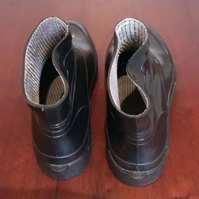 Bota Preta de plástico cano curto - Foto 2