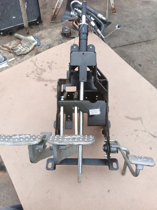 Suporte pedais de freios e coluna de direção JCB p/n 334/P7248