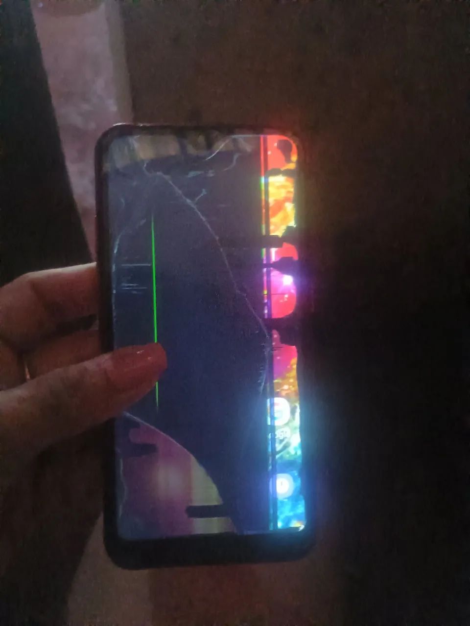 Celular  com a tela trincada