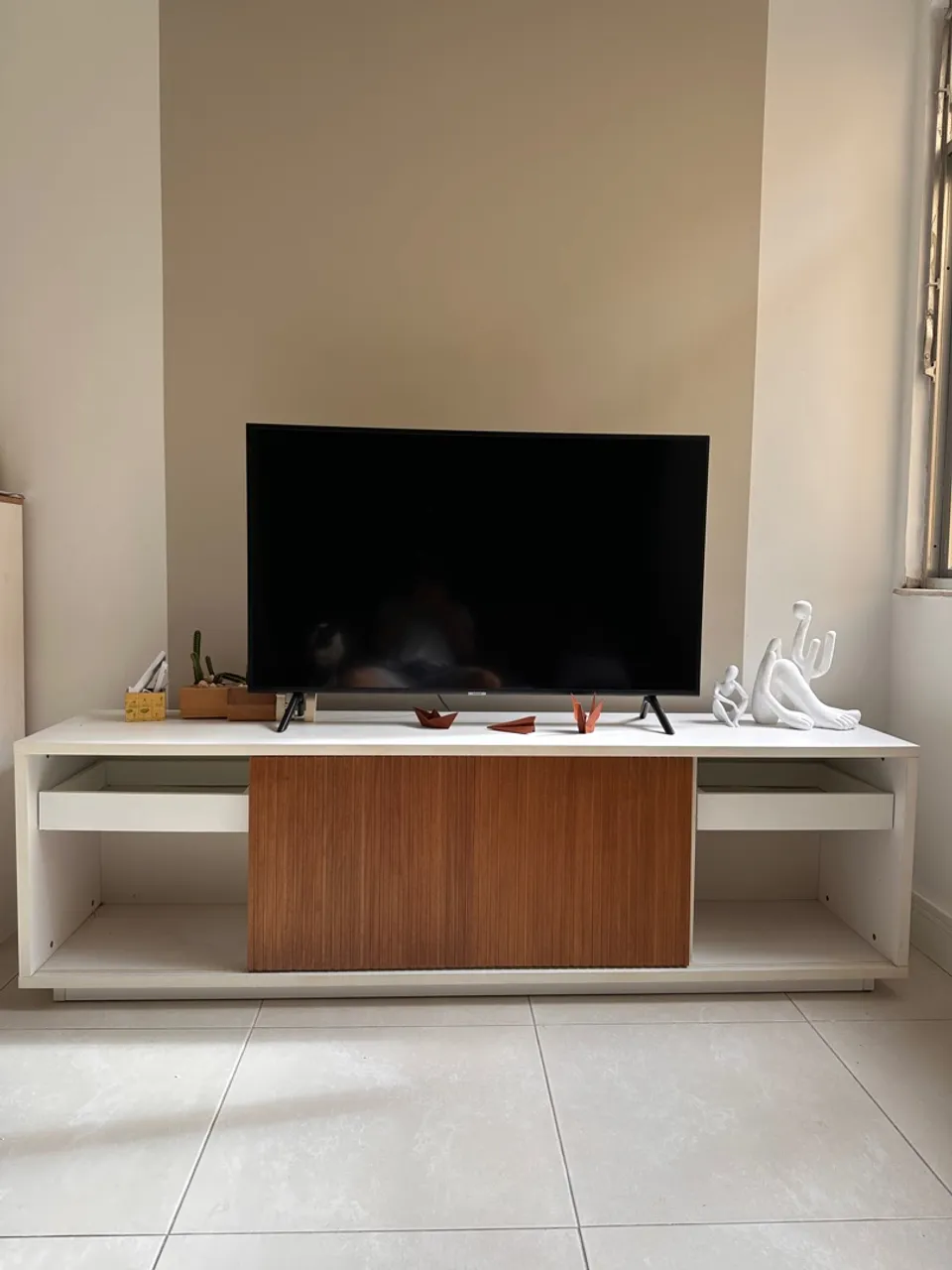 Rack para TV branco com madeira ripada da ABRA CASA