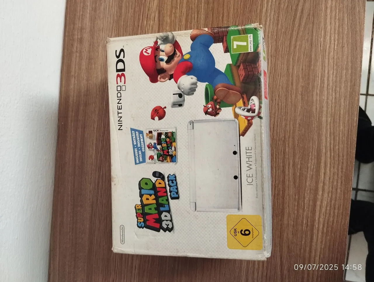 Nintendo 3DS Ice White Super Mario 3D Land Pack