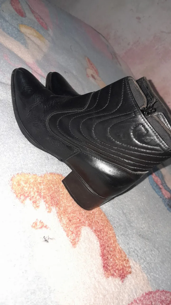 Bota preta salto baixo unissex, foi usada apenas 2 vezes. N°34.Marca:Marcial?