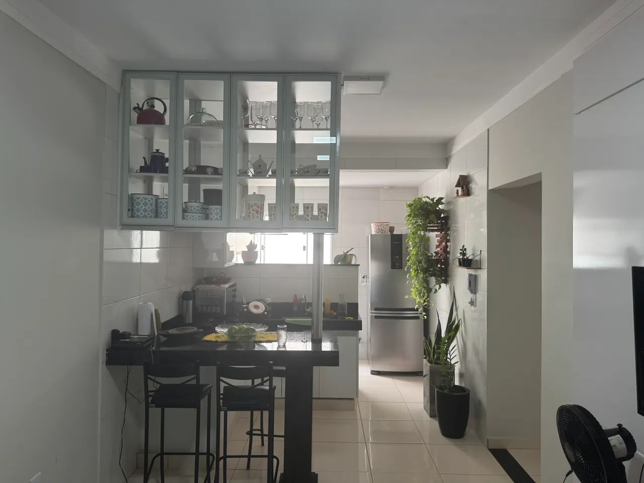 APARTAMENTO COM 02 QUARTOS SENDO 01 SUÍTE