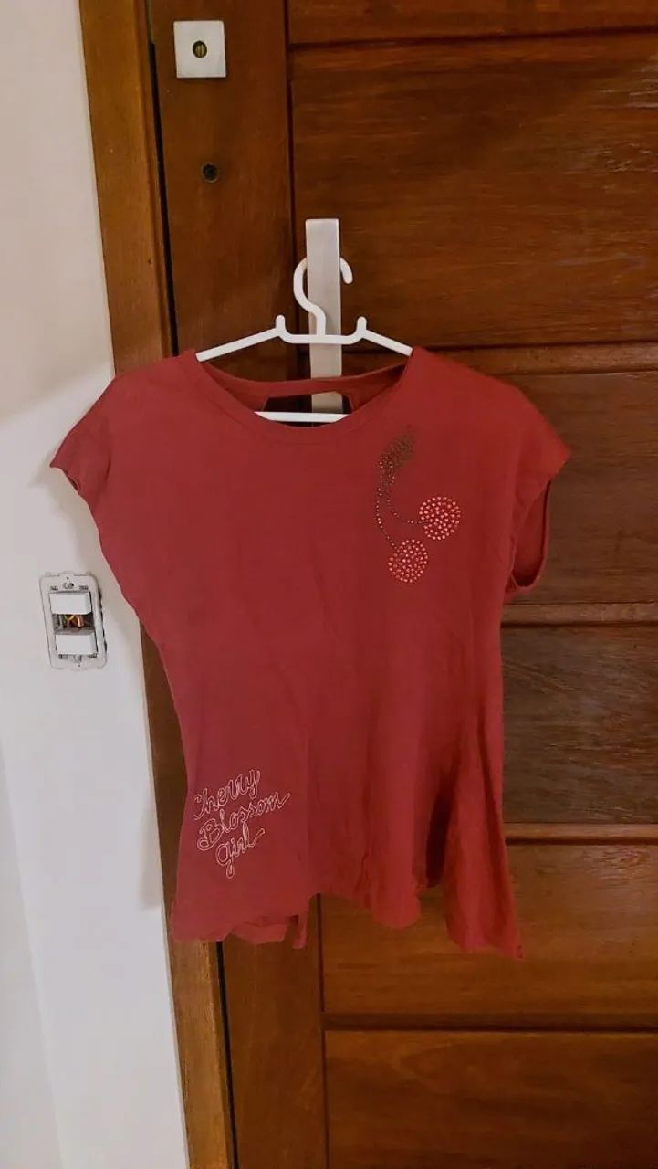 Blusa tamanho P com decote nas costas