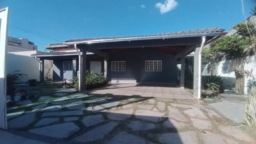 ótima casa com 4 quartos e avarandada em Vicente Pires
