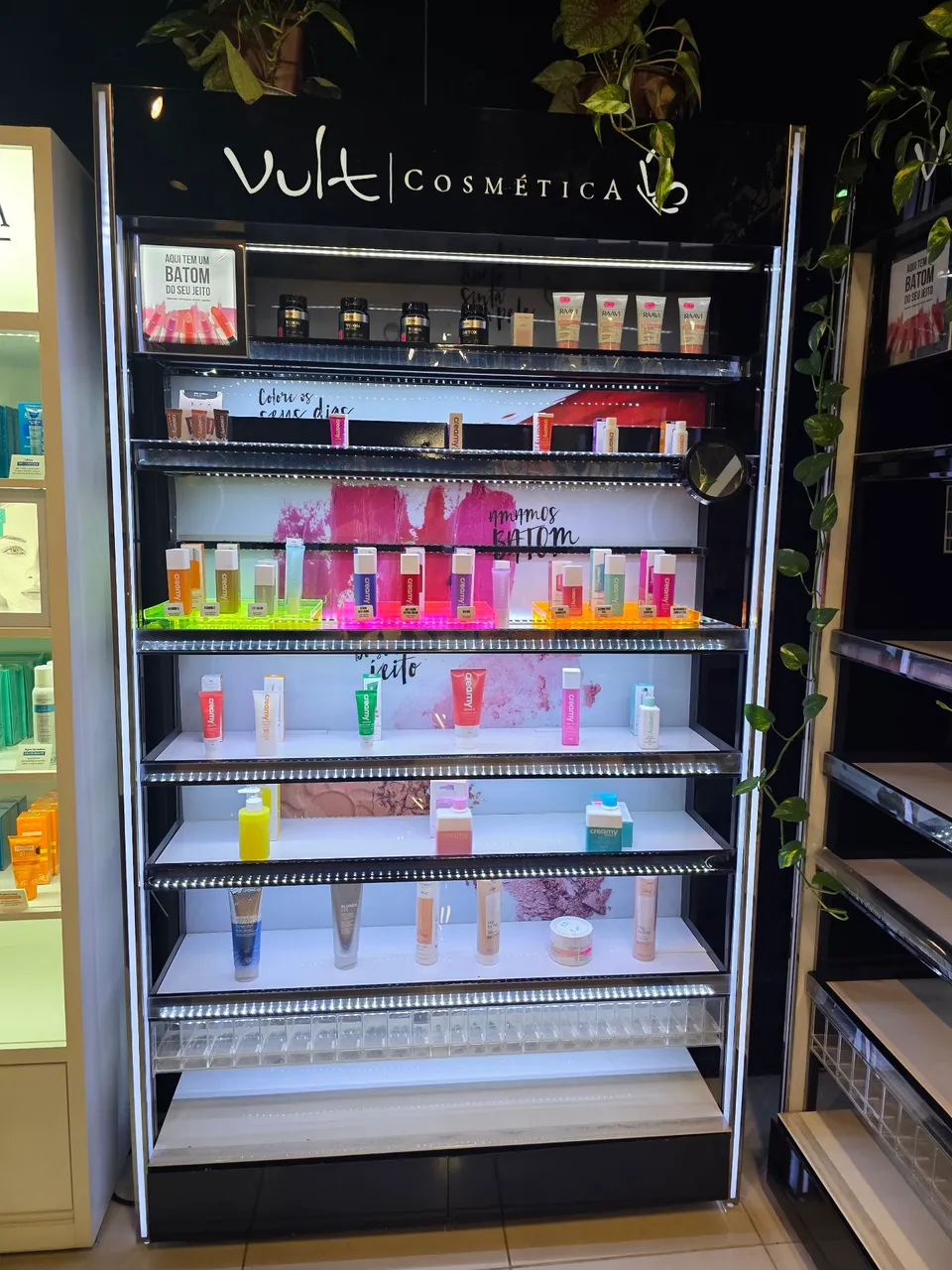 02 Expositor de produtos para loja de cosméticos