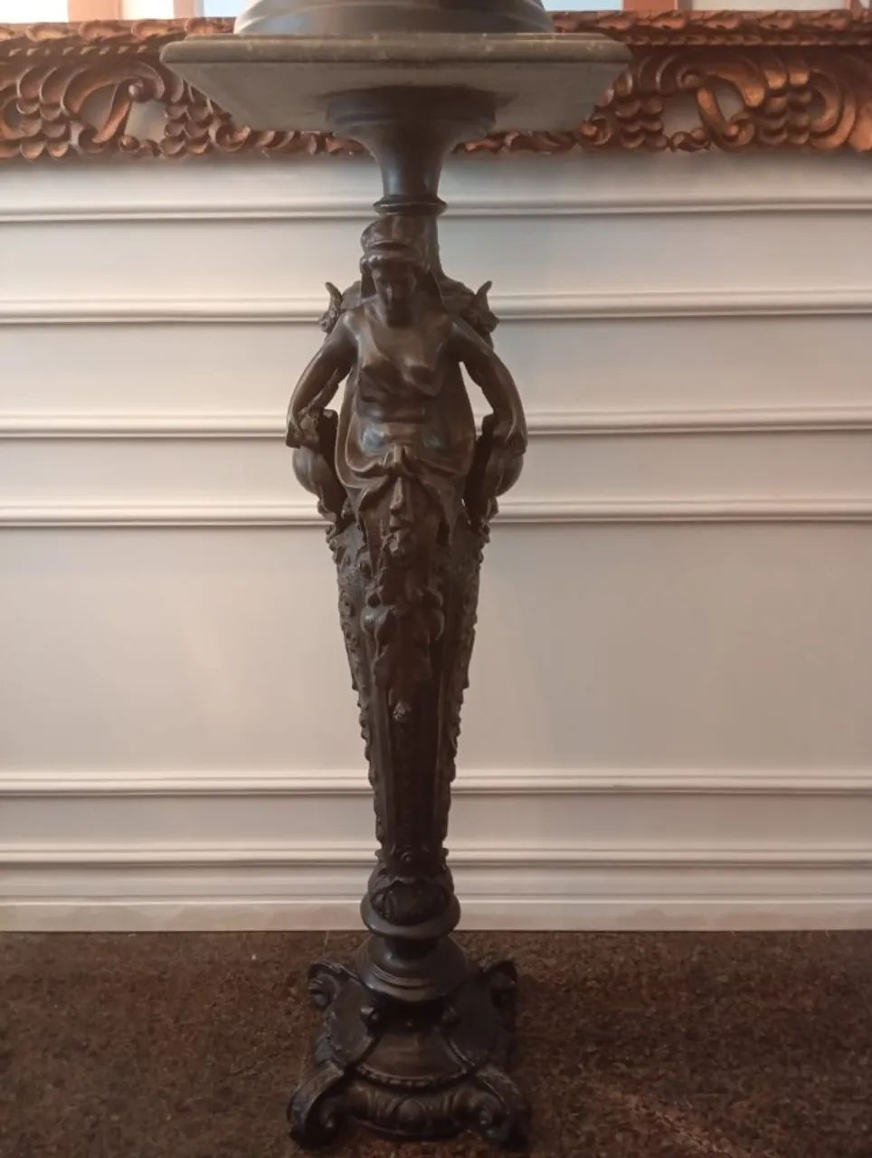 Estatua em Petitbronze com base em Granito