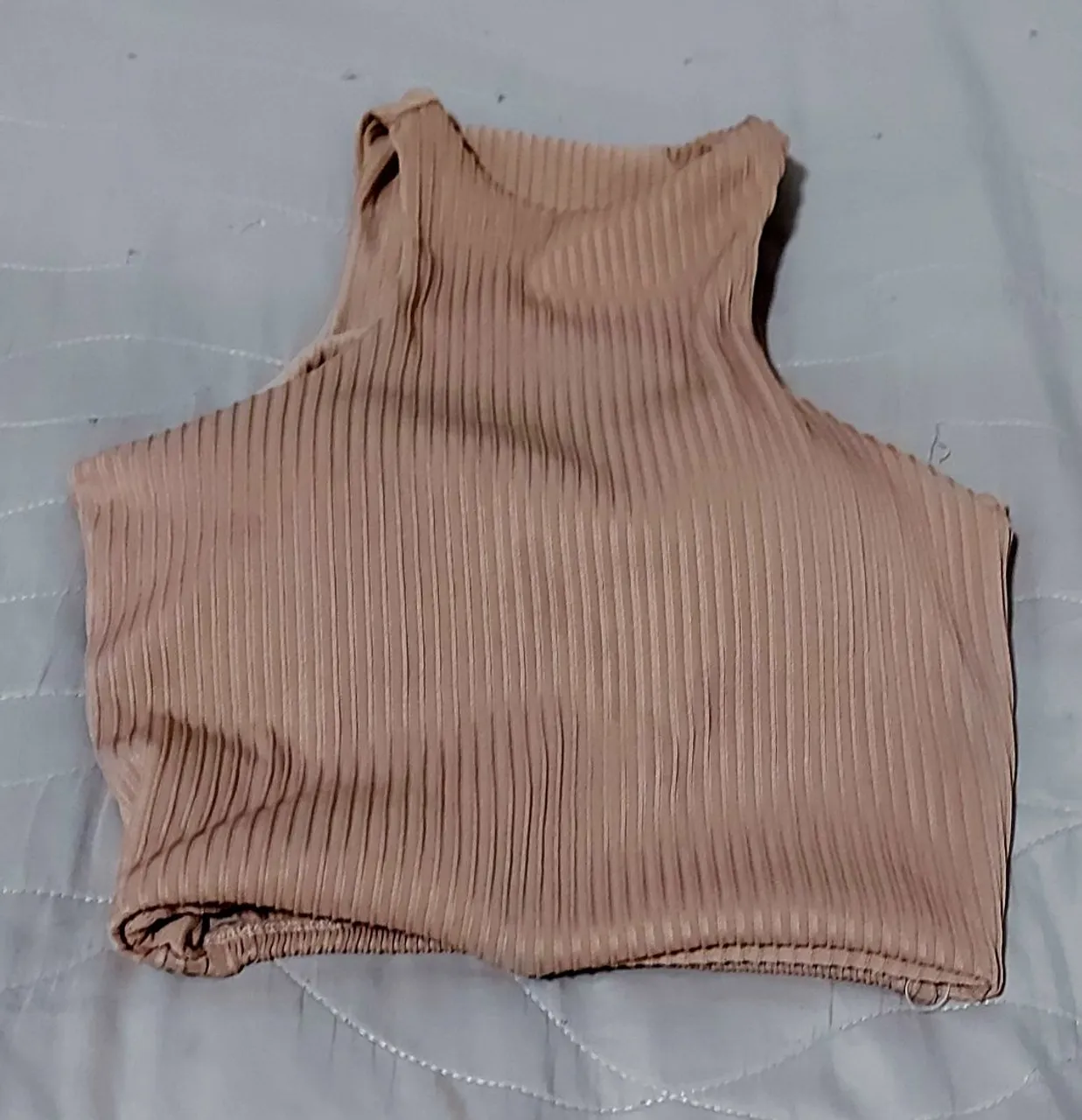 Top cropped de renda bege
