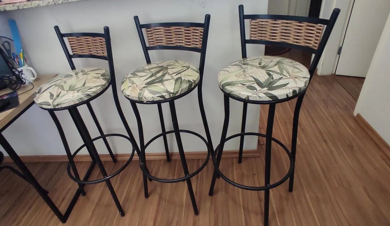 Banqueta alta com encosto em fibra natural - Foto 3