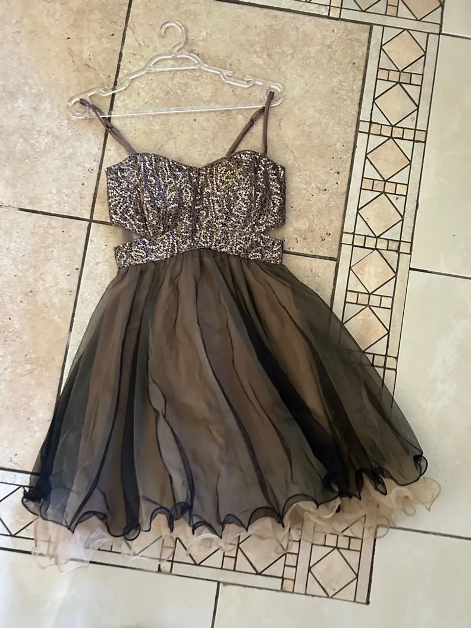 Vestido lindo! Cor da moda e brilho!