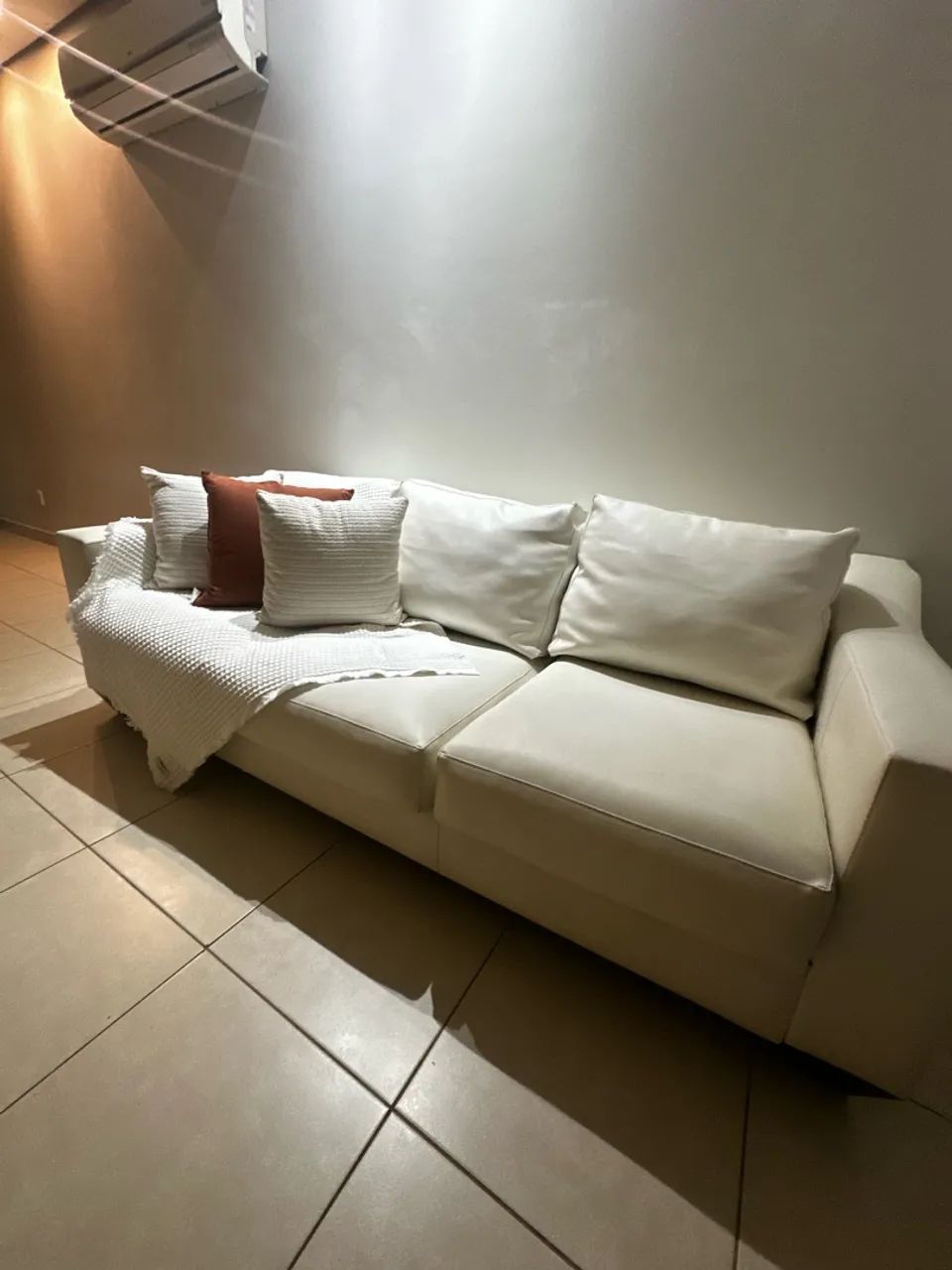 Sofá orgânico, 3 lugares, em couro, reclinável, elegante e confortável
