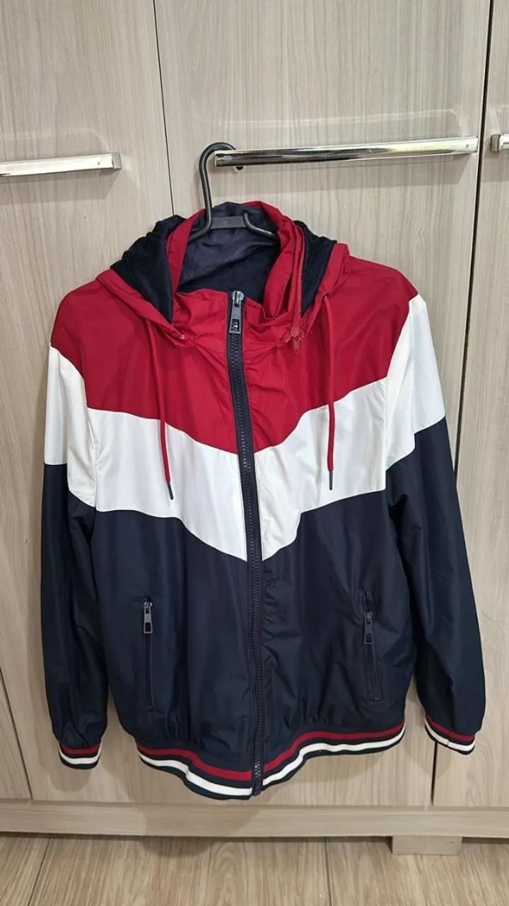 Jaqueta Corta Vento em estado novo - Cores marinho, vermelho e branco - Interno Peluciado