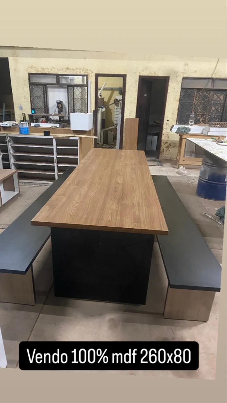 Mesa com bancos