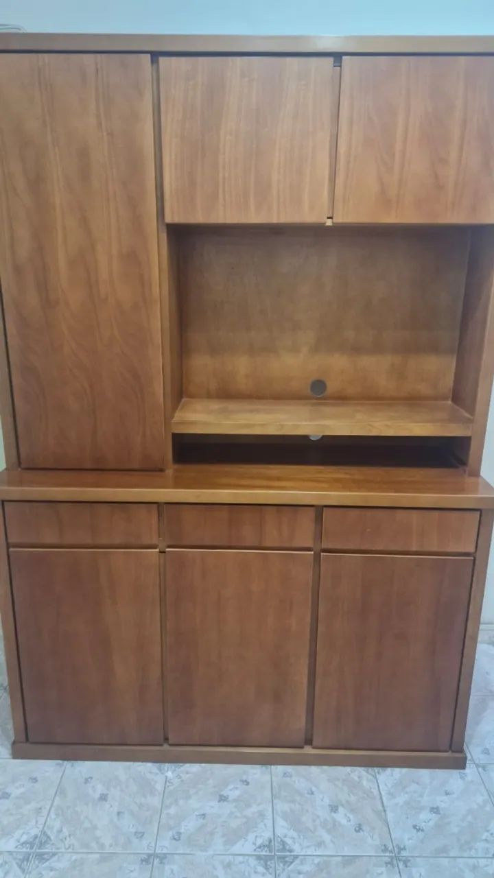 Estante com 3 gavetas e 6 portas em madeira nobre, seminova. - Foto 2