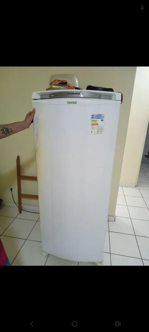 Vendo uma geladeira por 600 reais 