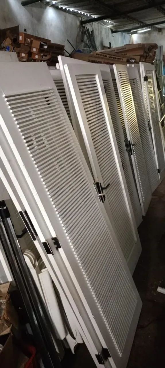 Portas Venezianas em Madeira maciça Brancas tamanho 70 po 2e10 valo $310 só ligar *