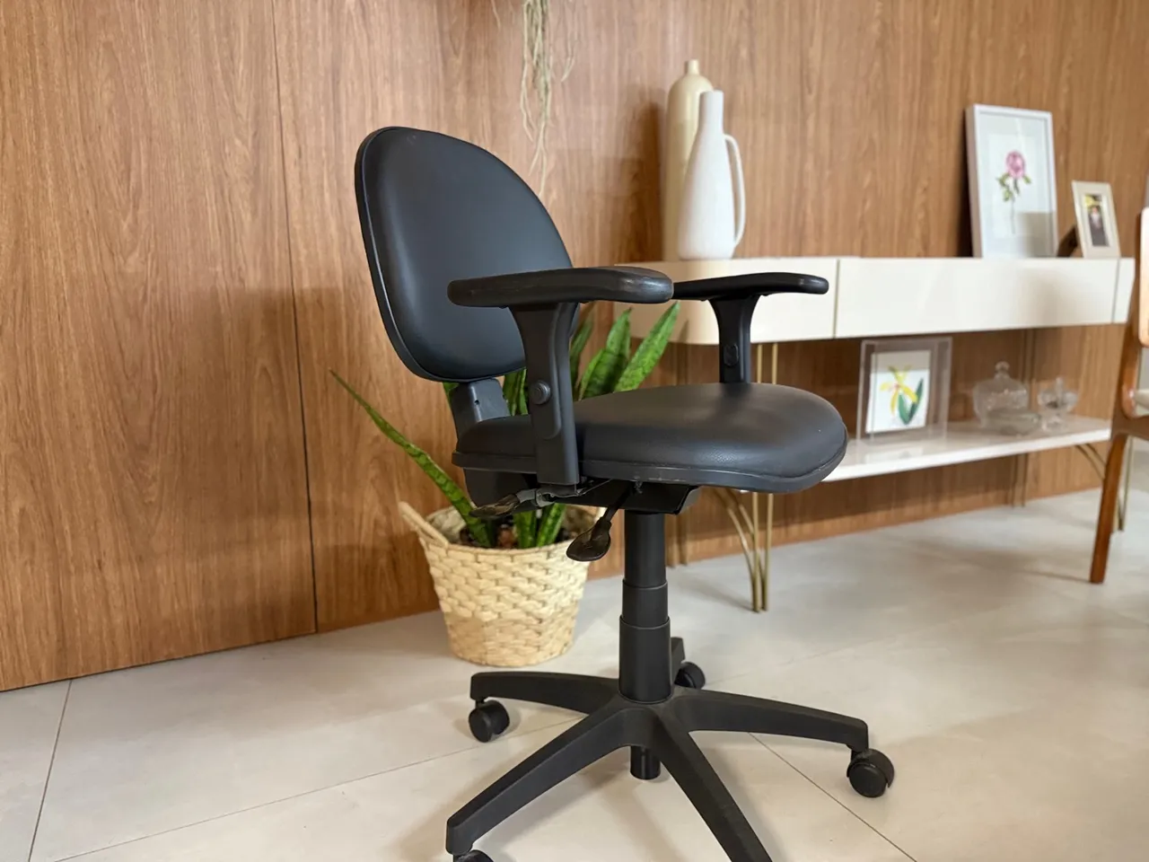 Cadeira de Escritório Ergonômica Preta com Rodinhas