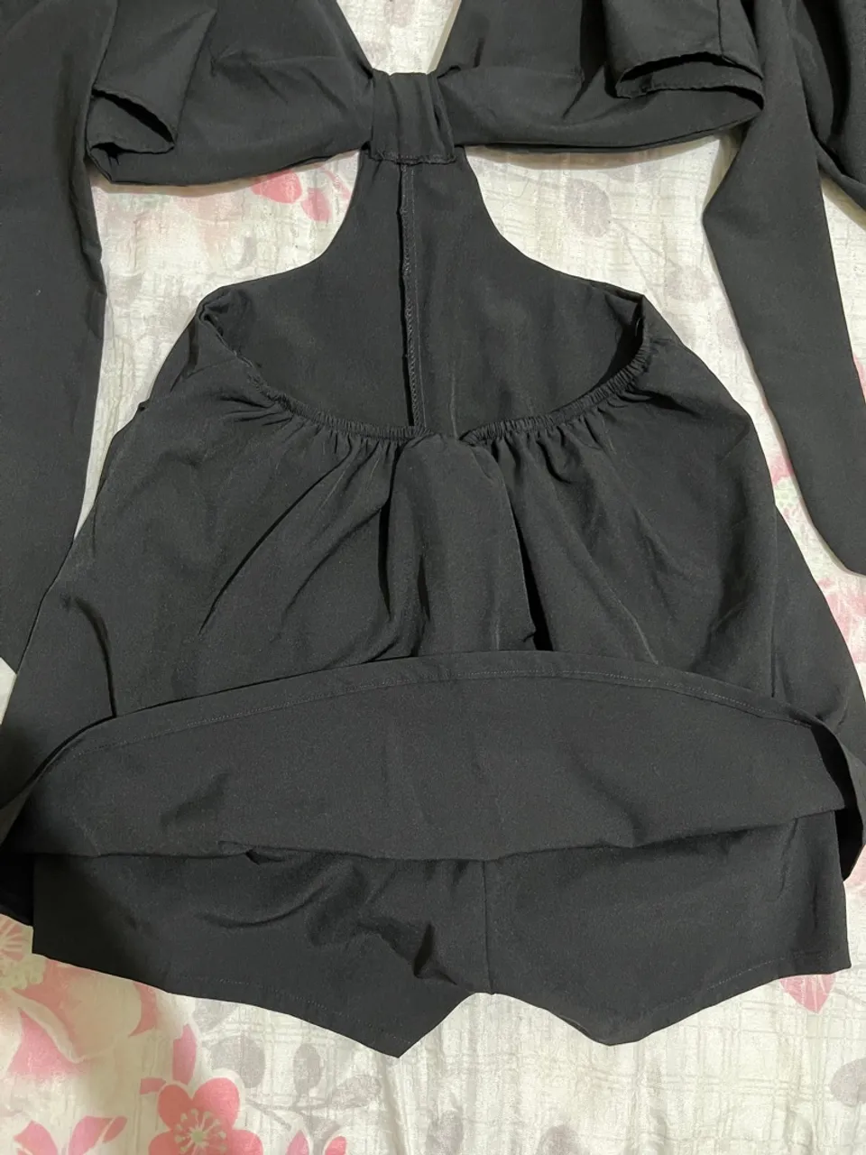 Macacão curtinho modelo short saia preto com laço