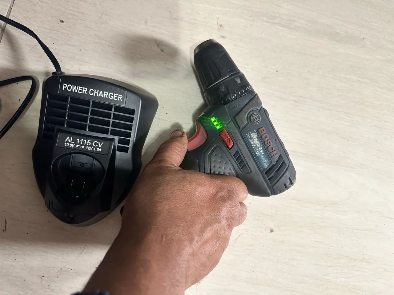Parafusadeira Bosch 1 bateria + carregador bivolt usada  - Foto 3