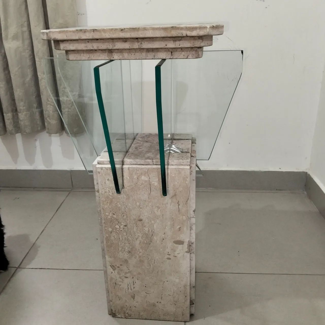 Mesa de Vidro Triangular com Base Escultural em Mármore - Foto 3