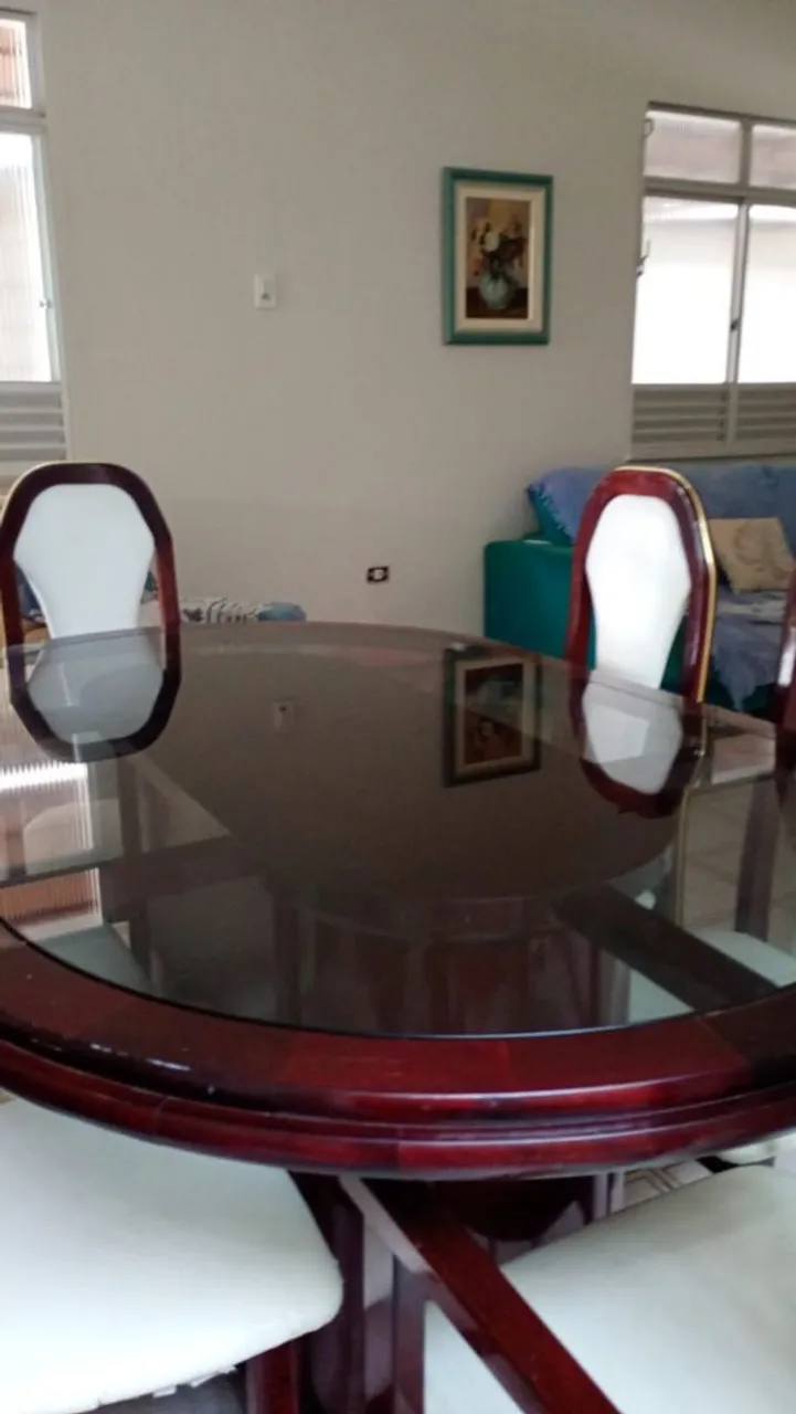 Mesa de jantar com tampo de vidro e cadeiras