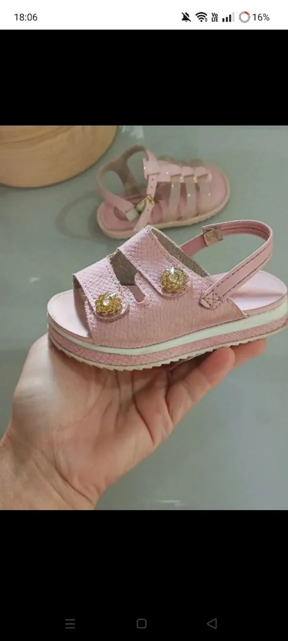Sandália Infantil Rosa com Detalhes Dourados