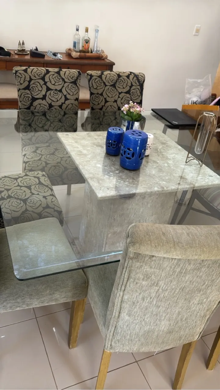 Mesa de Jantar com Tampo de Vidro e Cadeiras