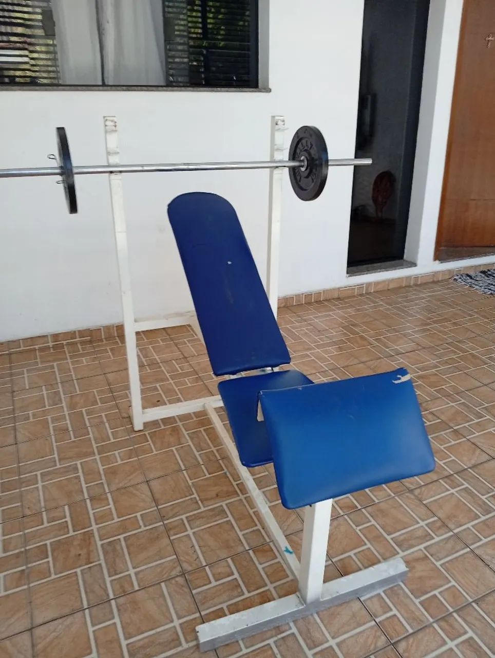 Mesa de supino com barra maciça com 20 Kilo de anilhas(600 reais ) - Foto 2