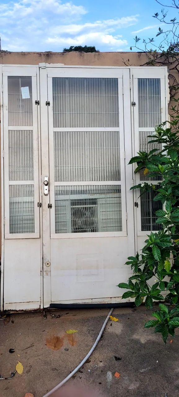 Porta de veneziana com vidro