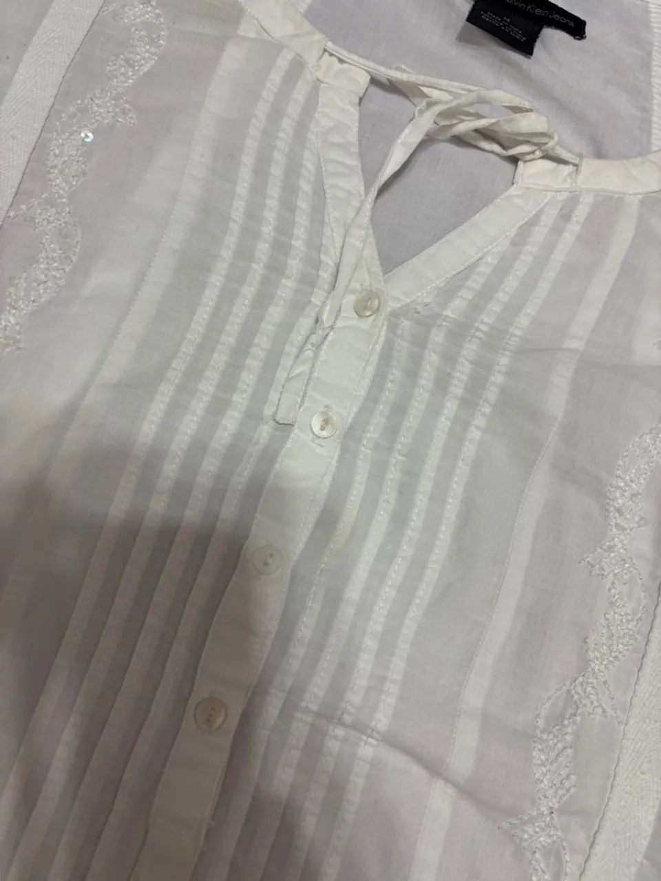 Blusa CALVIN KLEIN  branca com detalhes em renda  - Foto 2
