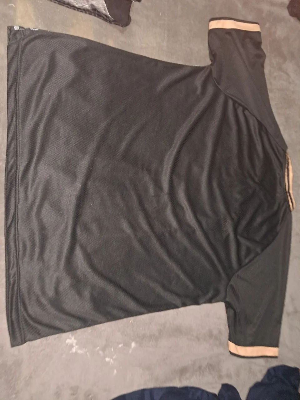 Camiseta Branca com Detalhes em Preto e Dourado - Foto 4