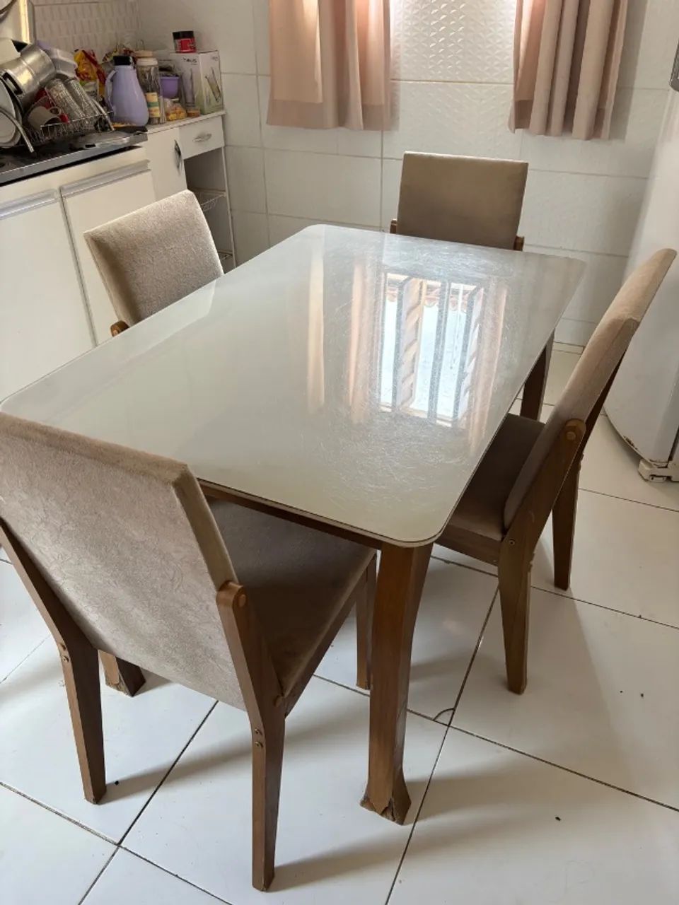 Mesa com quatro cadeiras 