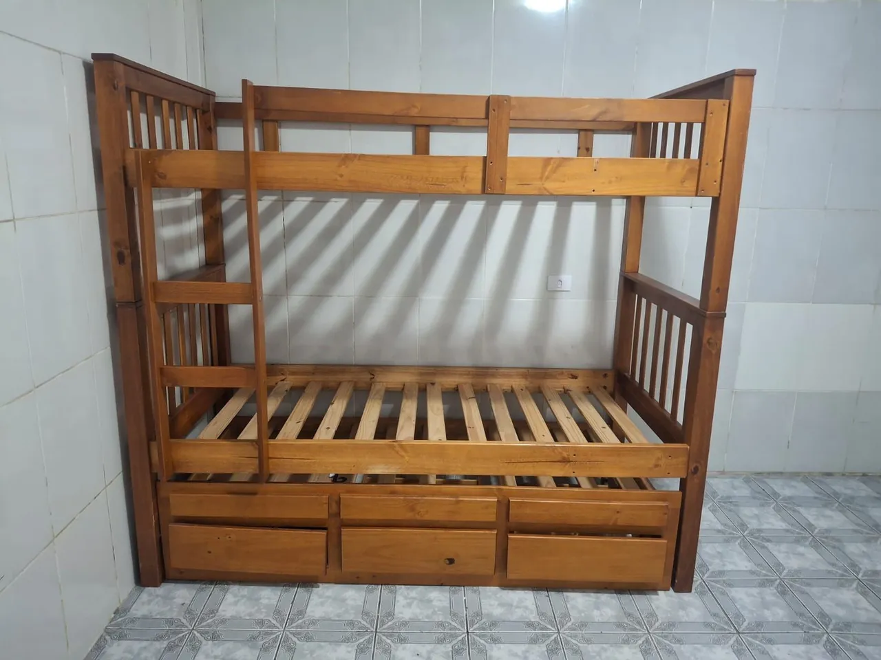Triliche de Madeira com Gavetas