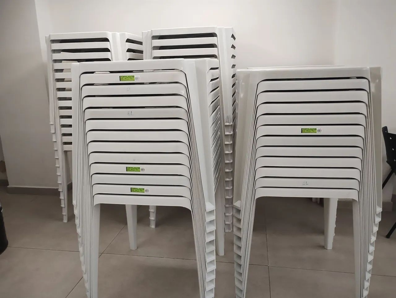 Aluguel de mesas, cadeiras, toalhas, louças e pula-pula!