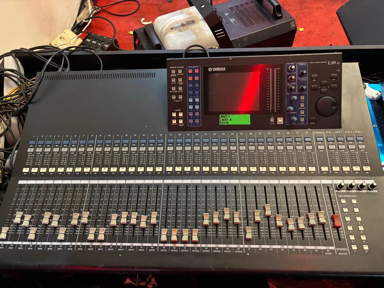Mesa de som profissional Yamaha LS9 32 canais