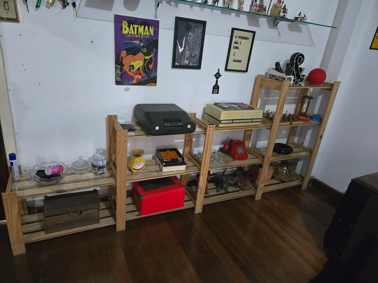 Estante de madeira rústica com vidro