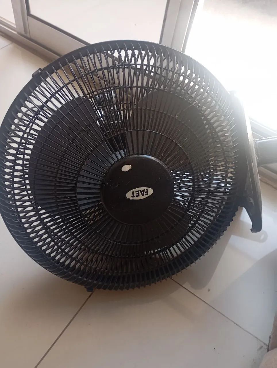 Ventilador de Mesa Faet com defeito 