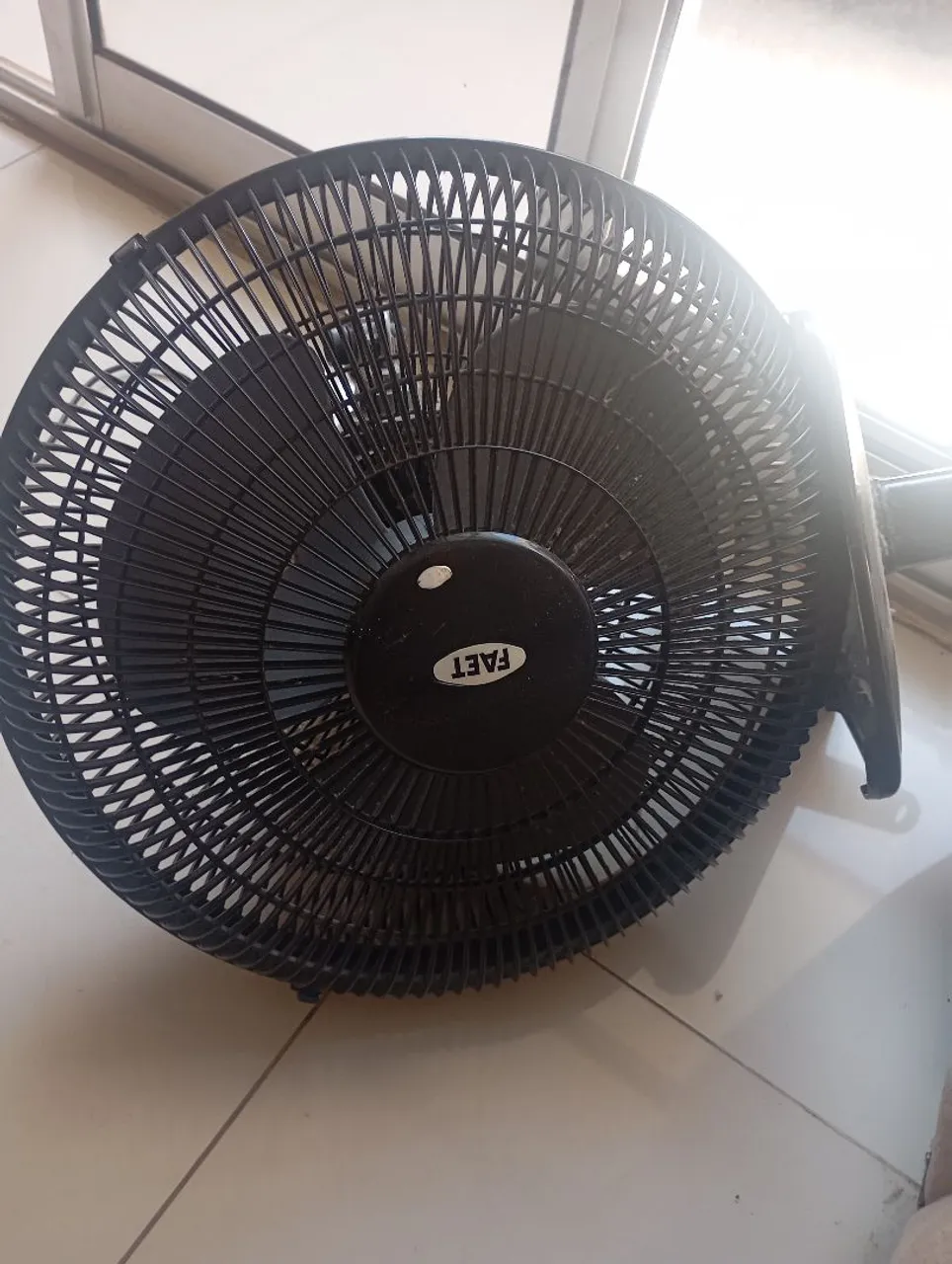 Ventilador de Mesa Faet com defeito