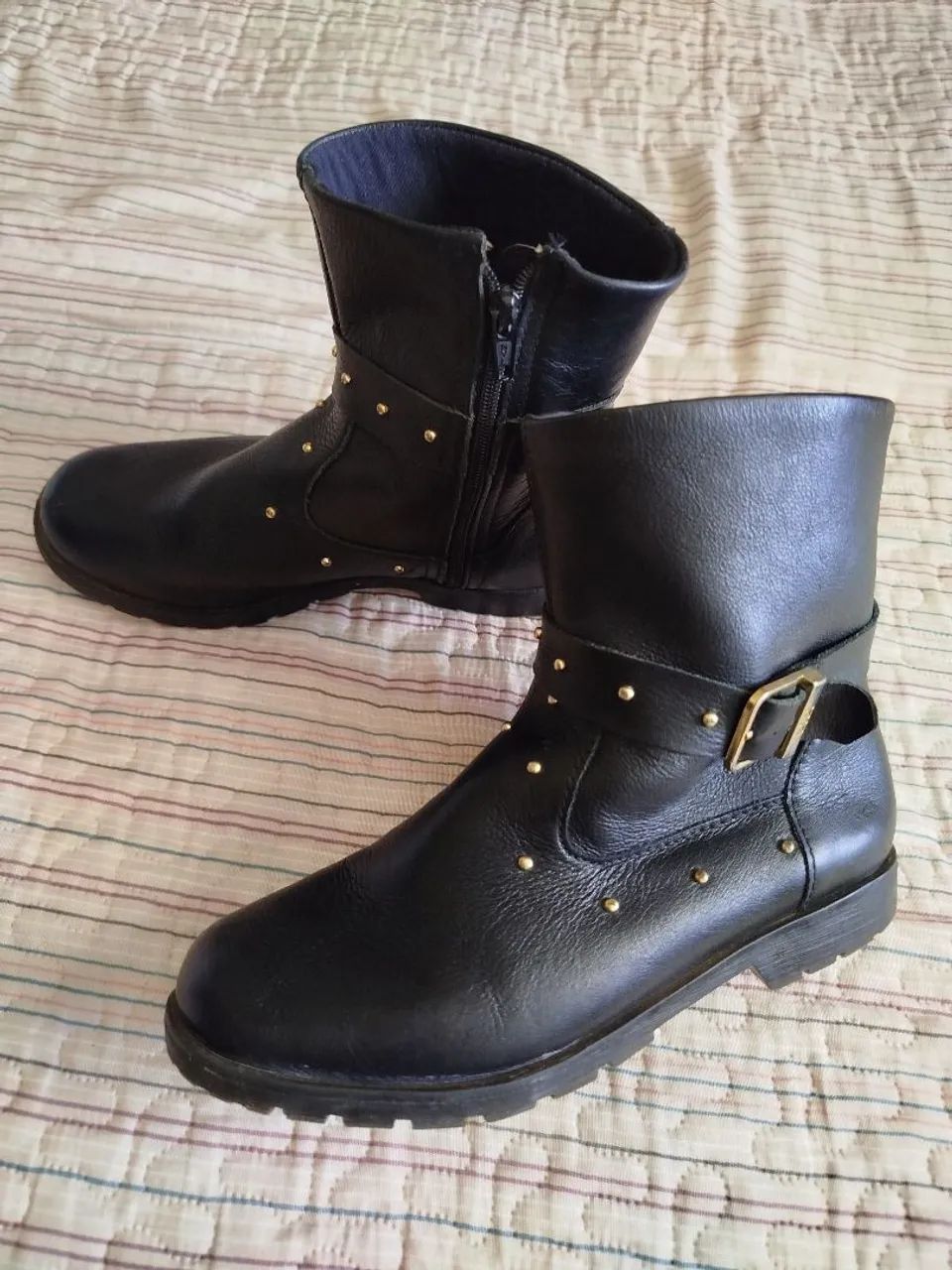 Botas infantis preta com detalhes N° 32 - Foto 2