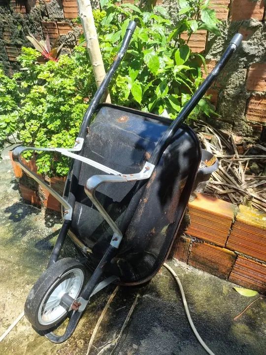 CARRINHO DE MÃO EM EXCELENTE ESTADO.