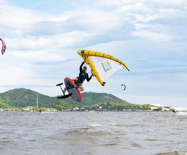 Aulas de Kitesurf/Wingfoil em Florianopolis com barco de apoio! - Foto 3