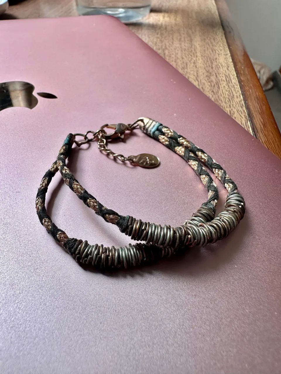 Pulseira de corda preta e dourada Accessorize - Foto 3