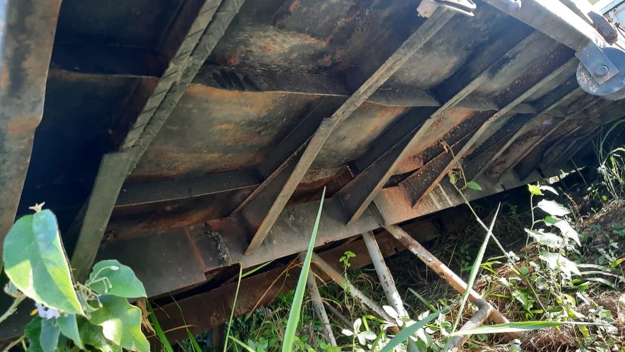 Carroceria de aço.  - Foto 2