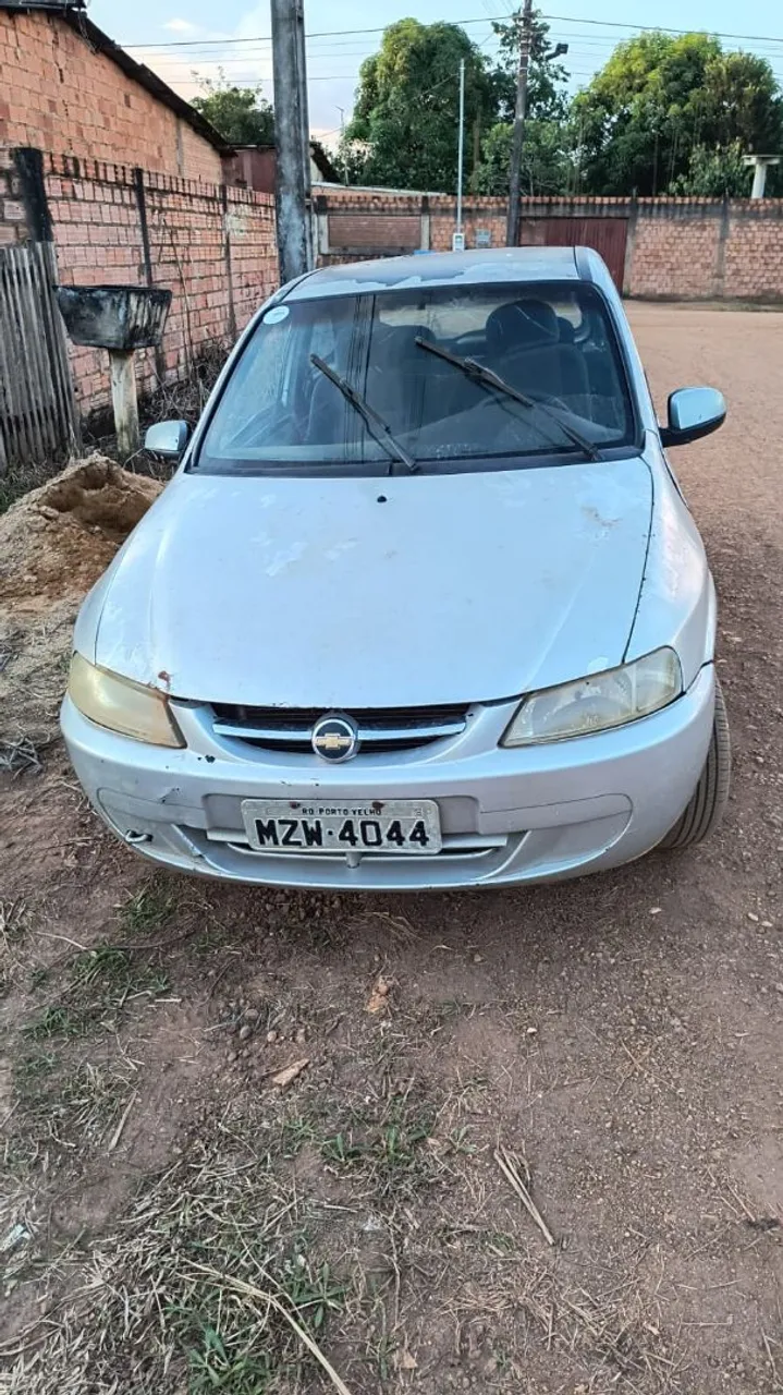 Vendo celta 2p funcionando tranquilamente com alguns detalhes na lata motor bom