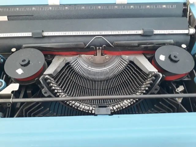 Máquina de escrever Olivetti Studio 4664861128407553124